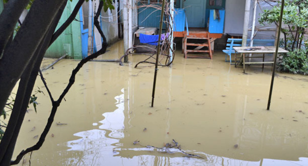 Вода во дворе дома после схода селя. Сочи. Фото Светланы Кравченко для "Кавказского узла"