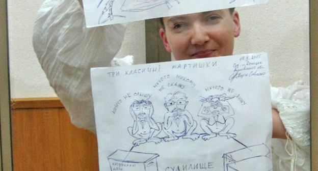 Надежда Савченко в зале Донецкого городского суда с собственными рисунками. 19 октября 2015 г. Фото Константина Волгина для "Кавказского узла"