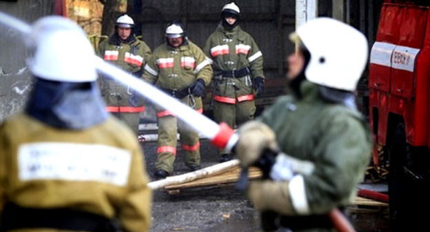 Сотрудники МЧС тушат пожар. Фото: Геннадий Аносов / Югополис