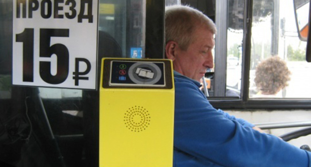 Табличка в автобусе с указанием тарифа на проезд в размере 15 рублей. Фото: http://gorod48.ru/pda/news/339305/