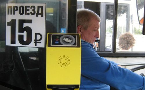 Табличка в автобусе с указанием тарифа на проезд в размере 15 рублей. Фото: http://gorod48.ru/pda/news/339305/