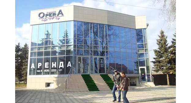 Кафе "Опера" в городе Минеральные Воды Ставропольского края. Фото: http://newstracker.ru/news/proisshestviya/zakryto-kafe-v-minvodakh-vozle-kotorogo-v-massovoi-drake-pogib-voennyi-9435/