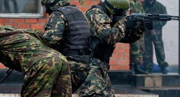 Силовики в ходе спецоперации в Дагестане. Фото: http://novayagazeta-ug.ru/news/u5012/2014/10/06/83006
