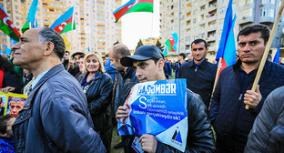 Участник митинга держит в руках плакат с изображением Исы Гамбара. Фото Азиза Каримова для "Кавказского узла" Участник митинга держит в руках плакат с изображением Исы Гамбара. Фото Азиза Каримова для "Кавказского узла"