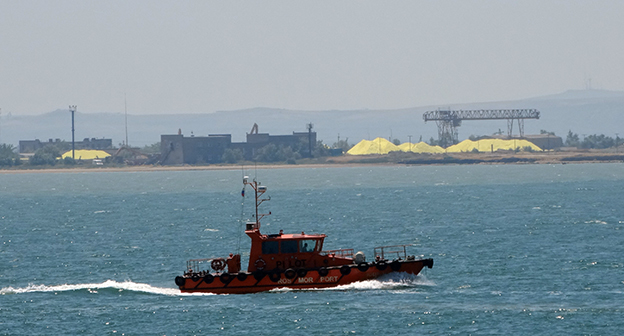 Судно в Керченском проливе. Фото Нины Тумановой для "Кавказского узла"