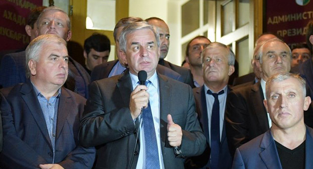 Рауль Хаджимба вышел к участникам митинга перед зданием администрации президента 21 10 2015
Фото: Sputnik.Томас Тхайцук, Sputnik Абхазия: http://sputnik-abkhazia.ru/Abkhazia/20151021/1016047128.html#ixzz3pey403cZ