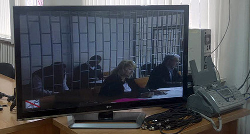 Экрана трансляции судебного заседания по делу граждан Украины Николая Карпюка и Станислава Клыха. Фото Мурада Мурадова для "Кавказского узла"