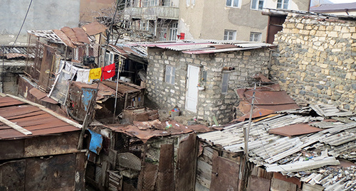 Сараи, построенные  жильцами  общежития, для хранения домашней утвари. Фото Алвард Григорян для "Кавказского узла"