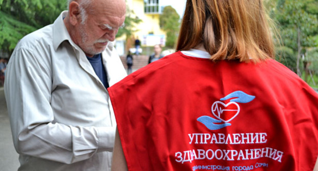 Волонтер раздает брошюры жителям Сочи во Всемирный день здоровья. 24 октября 2015 г. Фото Светланы Кравченко для "Кавказского узла"