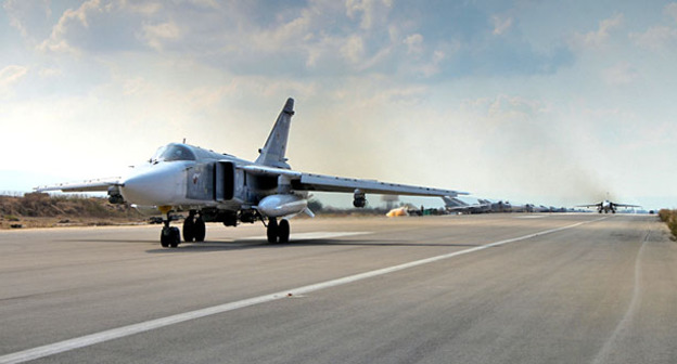 Российский боевой самолёт Су-24, базирующийся на авиабазе «Хмеймим» в Латакии, Сирия. Фото Mil.ru https://ru.wikipedia.org
