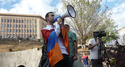 1 сентября сторонники инициативной группы "Нет грабежу!", борющиеся против подорожания электроэнергии, собрались в Парке Влюбленных. Фото Армине Мартиросян для "Кавказского узла"
