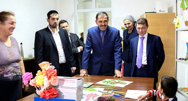 Глава республики Юнус-Бек Евкуров (в центре) и министр труда и соцзащиты России Максим Топилин (справа) посетили Республиканский детский реабилитационный центр Ингушетии. Магас, 26 октября 2015 г. Фото http://www.ingushetia.ru/