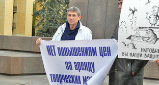 Митинг против повышения аренды за мастерские в Волгограде. 27 октября 2015 г. Фото Татьяны Филимоновой для "Кавказского узла" Митинг против повышения аренды за мастерские в Волгограде. 27 октября 2015 г. Фото Татьяны Филимоновой для "Кавказского узла"