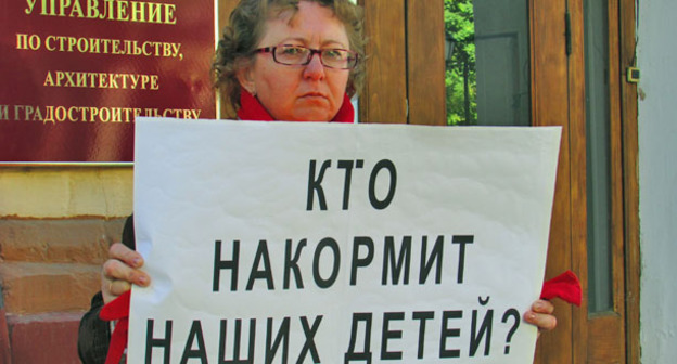 Наталья Симченко во время одиночного пикета против закрытия вагонного депо Астрахани. 13 октября 2015 г. Фото Вячеслава Ященко для "Кавказского узла"