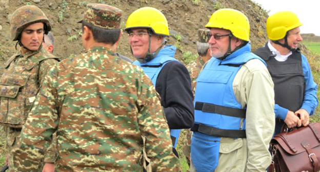 Миссия МГ ОБСЕ  с участием сопредседателей Минской группы ОБСЕ проводит плановый  мониторинг на линии соприкосновения вооруженных сил Нагорного Карабаха и Азербайджана на участке дороги Мартакерт-Тартар.  Нагорный Карабах, Мартакертский район. 27 октября 2015 г. Фото Алвард Григорян для "Кавказского узла"