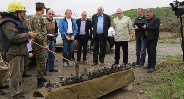 МГ ОБСЕ перед мониторингом на линии соприкосновения представили части снарядов разных калибров от минометов и гранатометов, а также ракетной установки турецкого производства TR-107. Из них, по данным Армии обороны Нагорного Карабаха, ВС Азербайджана обстреливали карабахскую территорию.27 октября 2015 год. Фото Алвард Григорян
