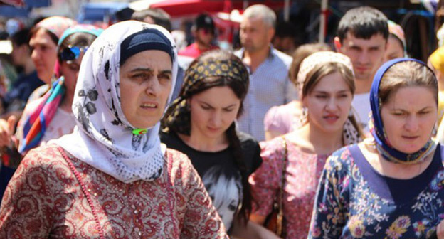 Женщины на рынке Беркат в Грозном. Фото Магомеда Магомедова для "Кавказского узла"