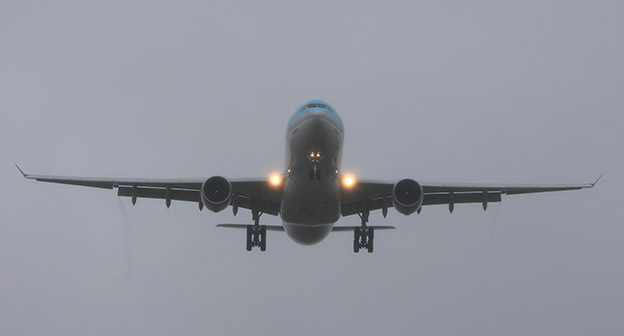Авиалайнер в туманном небе. Фото:  http://www.yugopolis.ru/news/incidents/2010/12/16/10344/mchs-pogoda-aaroport-krasnodara-aviaperevozki-tuman