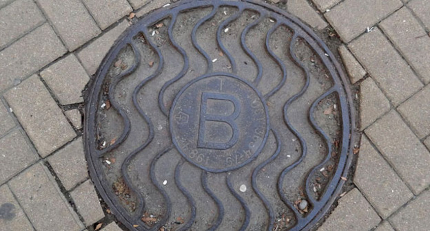 Канализационный люк. Фото: Ivanaivanova https://ru.wikipedia.org