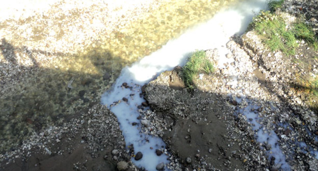 Загрязнение воды в реке Шалушка на окраине Нальчика. Октябрь 2015 г. Фото Людмилы Маратовой для "Кавказского узла"