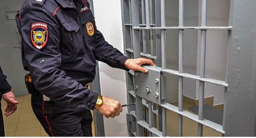 Сотрудник полиции закрывает дверь в камеру. Фото: http://volgavesti.ru/news/avtomobilist/124958_v-otdele-policii-na-yuge-volgograda-ot-ostanovki-s.html 