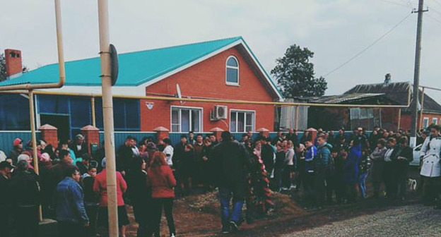 Жители хутора Гречаная балка прощаются с земляком Вадимом Костенко, погибшим в Сирии. Краснодарский край, 28 октября 2015 г. Фото: Евгений Титов