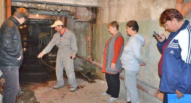 Жители многоквартирного дома в Сочи жалуются на подтопление сточными водами. 29 октября 2015 г. Фото Светланы Кравченко для "Кавказского узла"