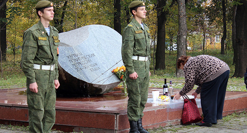 Во Владикавказе у Камня слез почтили память жертв политических репрессий. Фото Эммы Марозоевой для "Кавказского узла"