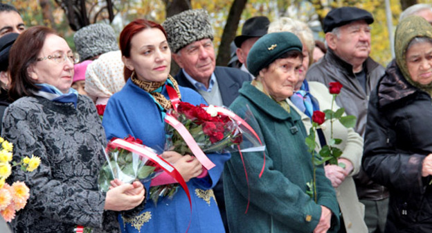 Жители Нальчика возложили цветы у памятника жертвам политических репрессий. 30 октября 2015 г. Фото Людмилы Маратовой для "Кавказского узла"