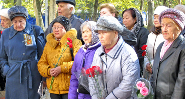 Митинг памяти жертв репрессий у мемориала "Невинно убиенным". Ростов-на-Дону, 30 октября 2015 г. Фото Константина Волгина для "Кавказского узла"