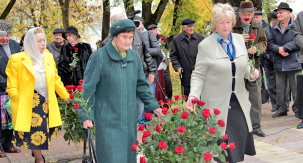 Участники акции памяти жертв политических репрессий.  Нальчик, 30 октября 2015 г. Фото Людмилы Маратовой для "Кавказского узла"