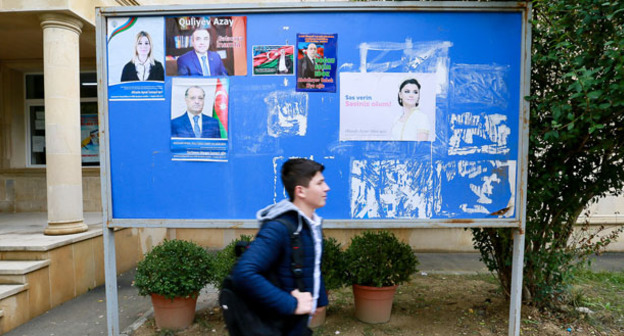 Постеры кандидатов в депутаты Нацсобрания на стенде. Баку, 28 октября 2015 г. Фото Азиза Каримова для "Кавказского узла"