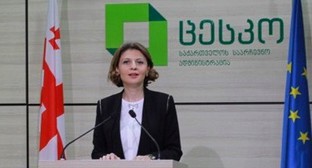 Сотрудница пресс-службы ЦИК Грузии Анна Микеладзе объявляет о начале голосования по промежуточным выборам в парламент. 31 октября 2015 года. Фото: ЦИК Грузии, Cesko.ge Сотрудница пресс-службы ЦИК Грузии Анна Микеладзе объявляет о начале голосования по промежуточным выборам в парламент. 31 октября 2015 года. Фото: ЦИК Грузии, Cesko.ge