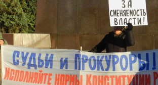 Участница акции в защиту 31-й статьи Конституции в Волгограде. 31 октября 2015 года. Фото Татьяны Филимоновой для "Кавказского узла" Участница акции в защиту 31-й статьи Конституции в Волгограде. 31 октября 2015 года. Фото Татьяны Филимоновой для "Кавказского узла"