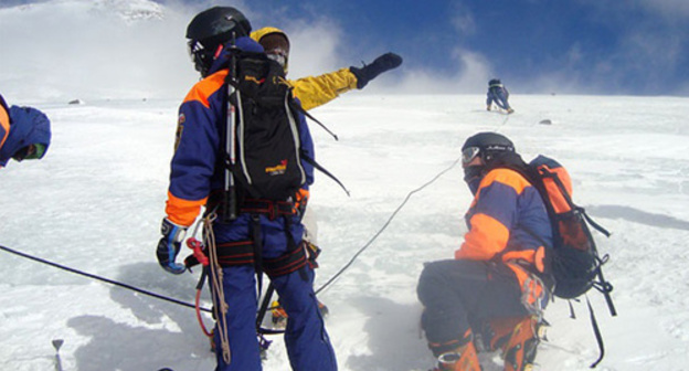 Спасатели в горах КБР. Фото: http://www.mchsmedia.ru/newsline/item/6466849/