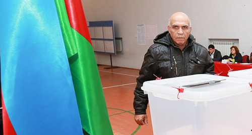 Избиратель возле урны для голосования на парламентских выборах в Азербайджане. Фото Азиза Каримова для "Кавказского узла"