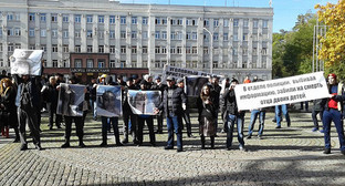 Митингующие перед дворцом Правосудия во Владиковказе. 2.11.2015. Фото Эммы Марзоевой для "Кавказского узла" Митингующие перед дворцом Правосудия во Владиковказе. 2.11.2015. Фото Эммы Марзоевой для "Кавказского узла"