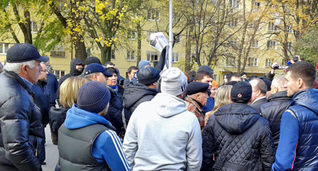 Митинг родственников и соседей погибшего в ходе допроса в полиции жителя Владикавказа. 2 ноября 2015 г. Фото Эммы Марзоевой для "Кавказского узла"