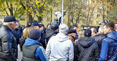 Митинг родственников и соседей погибшего в ходе допроса в полиции жителя Владикавказа. 2 ноября 2015 г. Фото Эммы Марзоевой для "Кавказского узла"