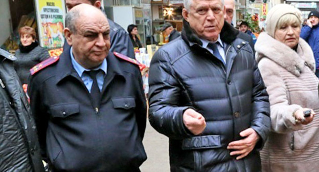 Шакир Омаров (слева). Слева -  Хизри Шихсаидов. Фото http://www.riadagestan.ru/  