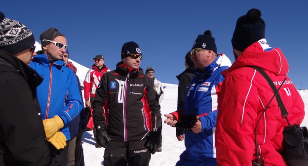 Руководство Федерации горнолыжного спорта и сноуборда России и члены тренерского совета проинспектировали горнолыжные трассы на склонах Эльбруса. Фото: http://el.adm-kbr.ru/index.php/chitat-vse/1165-v-prielbruse-planiruyut-sozdat-trenirovochnuyu-bazu-dlya-osnovnykh-sostavov-sbornykh-komand-rossii-po-gornolyzhnomu-sportu-i-snoubordu