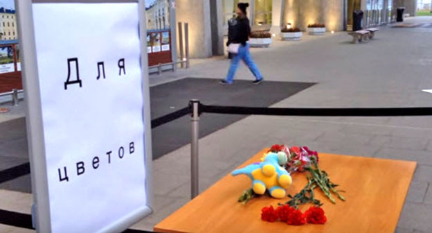 Цветы и игрушки в аэропорту Пулково. Санкт-Петербург, 31 октября 2015 г. Кадр из видео RFE/RL http://www.youtube.com/watch?v=O-Y2sy06dfg