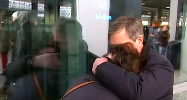 Родственники погибших в результате крушения самолета Airbus A321. Санкт-Петербург, 31 октября 2015 г. Кадр из видео пользователя RFE/RL https://www.youtube.com/watch?v=dDF8UpD_Owg