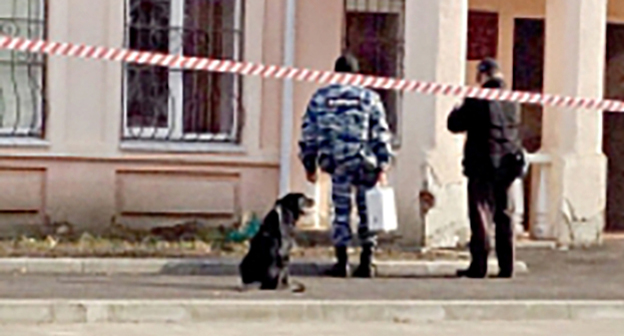 Ограждение территории вокруг здания районного суда в Апшероне. Фото: http://fedpress.ru/sites/fedpress/files/kuskoff/news/sud_32.jpg