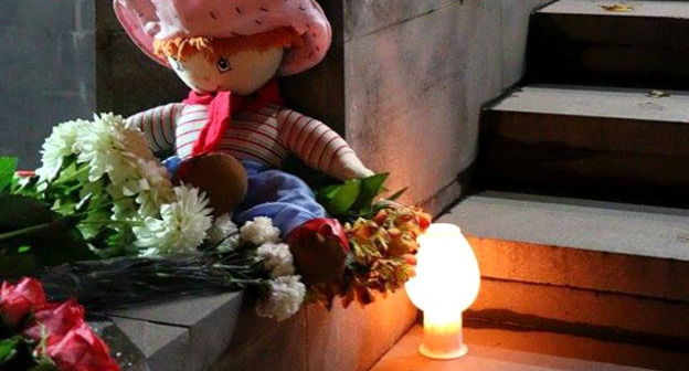 Жители Еревана несут цветы и мягкие игрушки к зданию российского посольства в Армении. 2 ноября 2015 г. Фото Инессы Саргсян для "Кавказского узла"