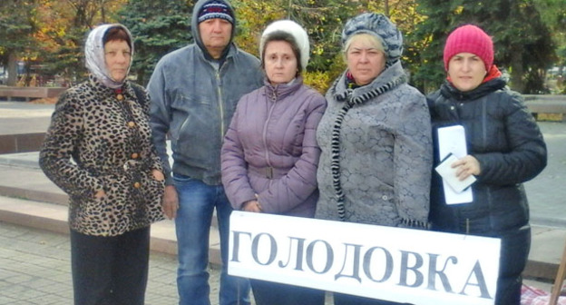 Участники голодовки перед Домом правительства КЧР. Слева направо - Татьяна Лагутенко, Борис Половин, Елена Половина, Алла Русакова, Лейла Аркелова. 3 ноября 2015 г. Фото Аси Капаевой для "Кавказского узла" 