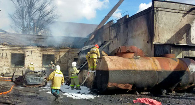 Сотрудники МЧС на месте пожара. Фото http://kubanspas.info/