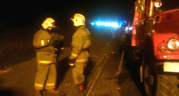 Сотрудники МЧС на месте ДТП. Тульская область, 3 ноября 2015 г. Фото http://71.mchs.gov.ru/