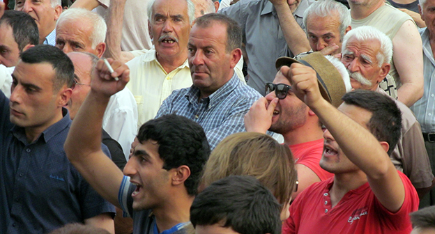 Участники митинга против подорожания электроэнергии. Ереван, 7 июля 2015 г. Фото Армине Мартиросян для "Кавказского узла"