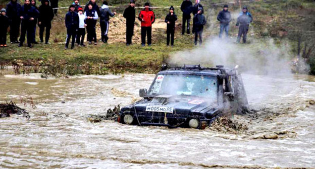 Участник автогонки на внедорожниках по пересеченной местности в поселке Хасанья. КБР, 3 ноября 2015 г. Фото Людмилы Маратовой для "Кавказского узла"